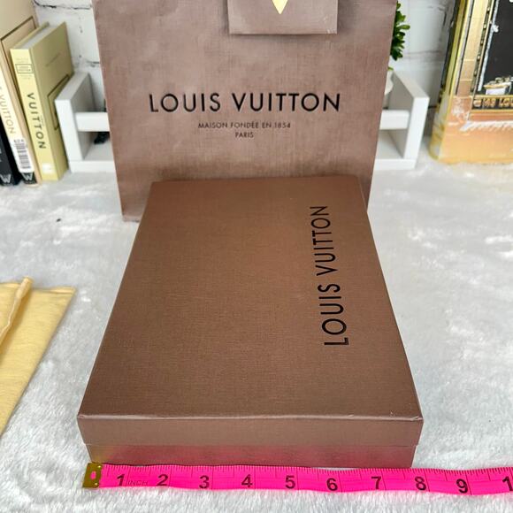 Louis Vuitton Medium Box, Dust Bag, Shopping Bag and gift note card tag - Picture 7 of 8